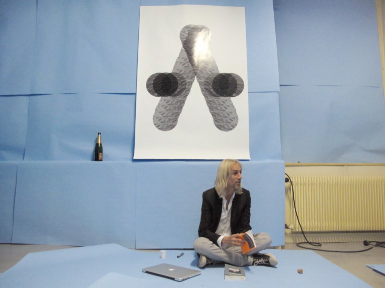 Paris distrait tant &mdash; exhibition